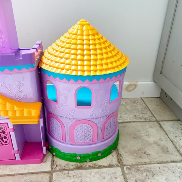 Dora the Explorer Castle nearly 2 feet tall 7 room Secret Door - Picture 5 of 13